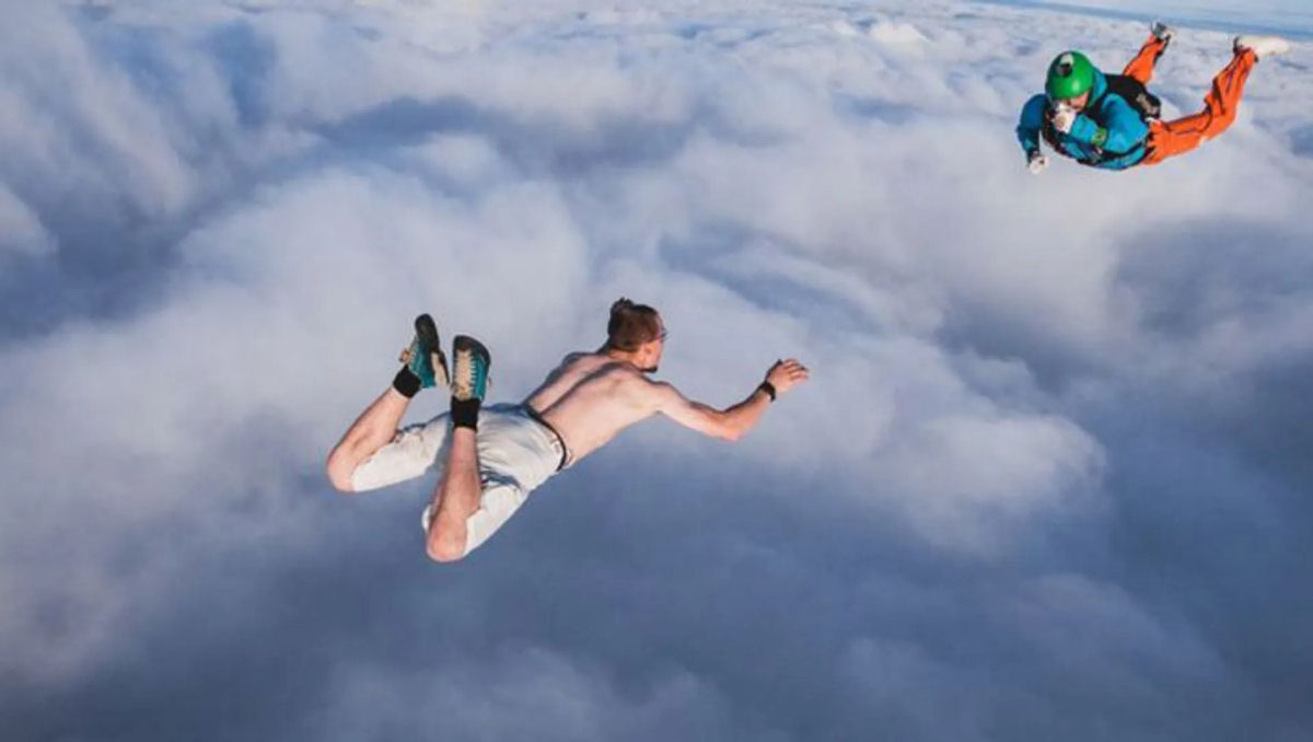 Homem sobrevive pulando sem paraquedas de uma altura vertiginosa de 13.000 ps