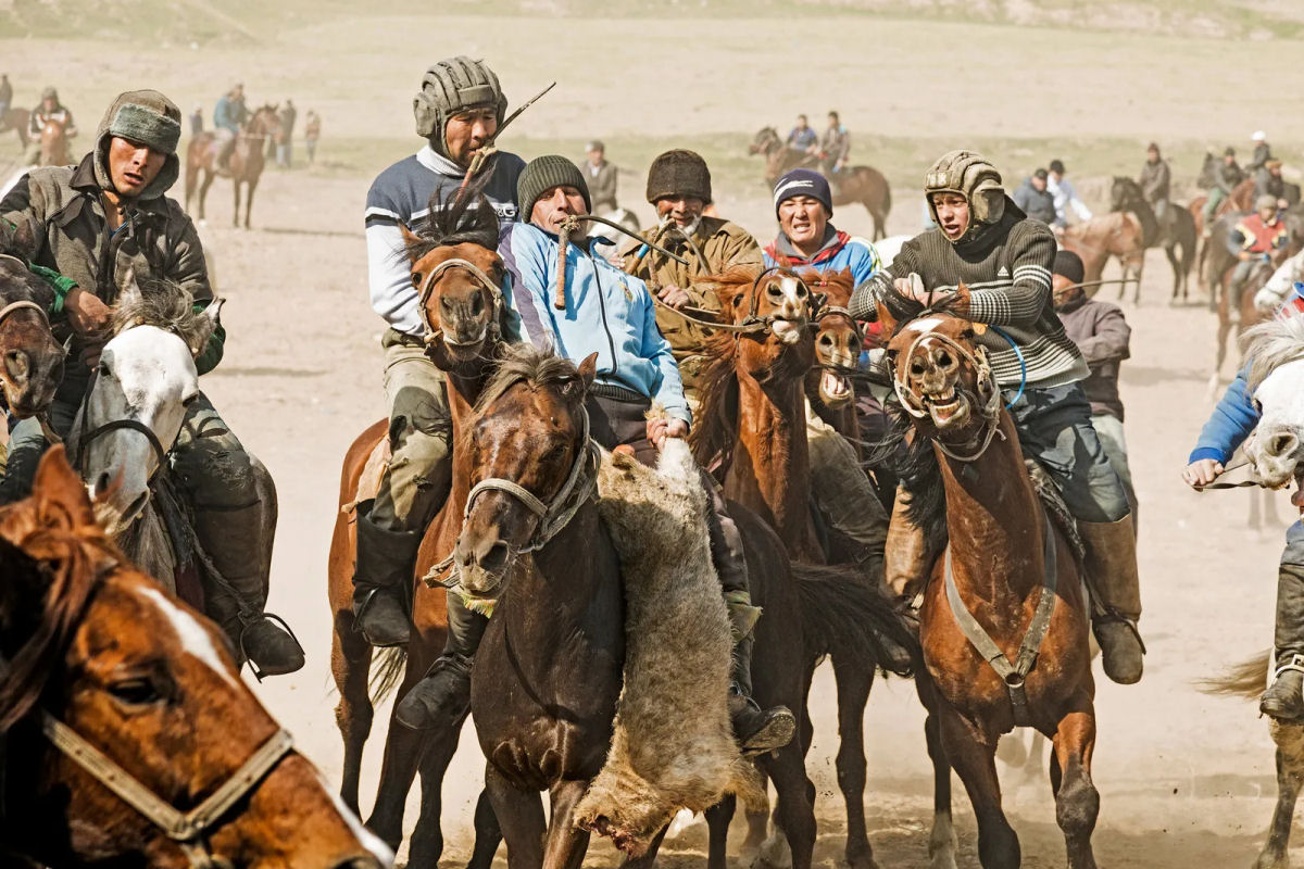 Buzkashi: o bizarro esporte centenário em que homens a cavalo lutam por uma cabra decapitada e estripada