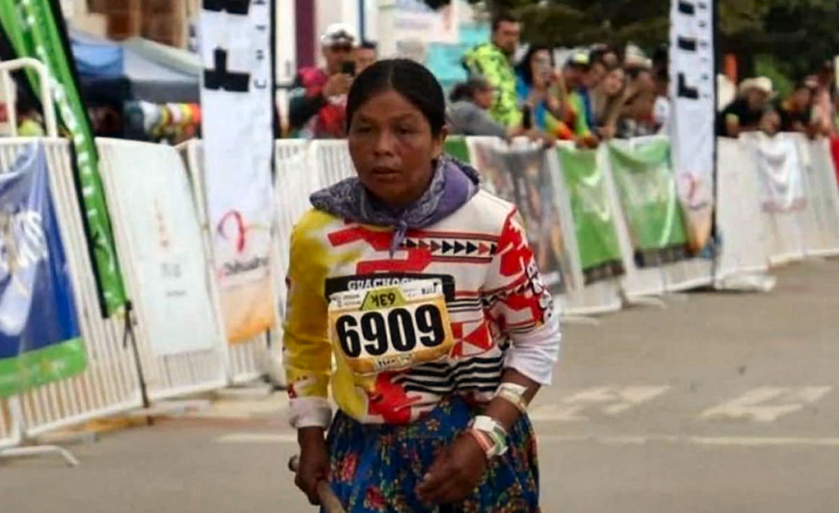 Corredora indgena vence ultramaratona de 63 km aps caminhar 14 horas para poder competir