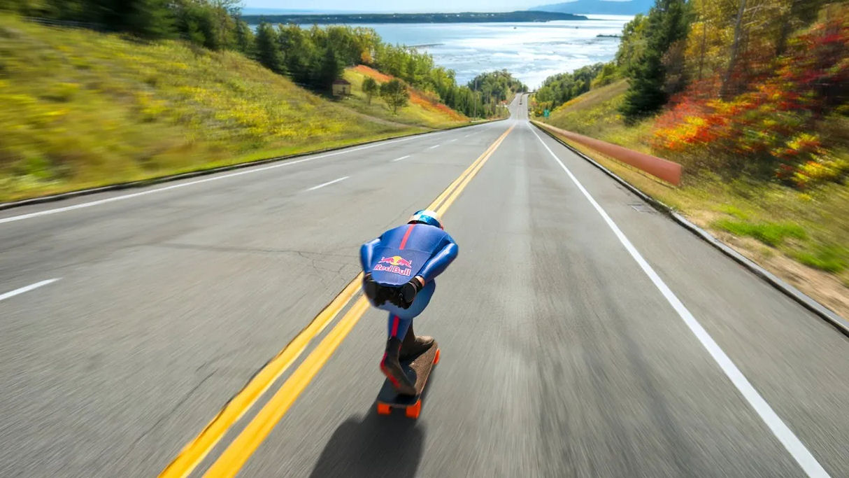 Skatista espanhol estabelece recorde de skate downhill a 151 km/h em uma ladeira de Quebec