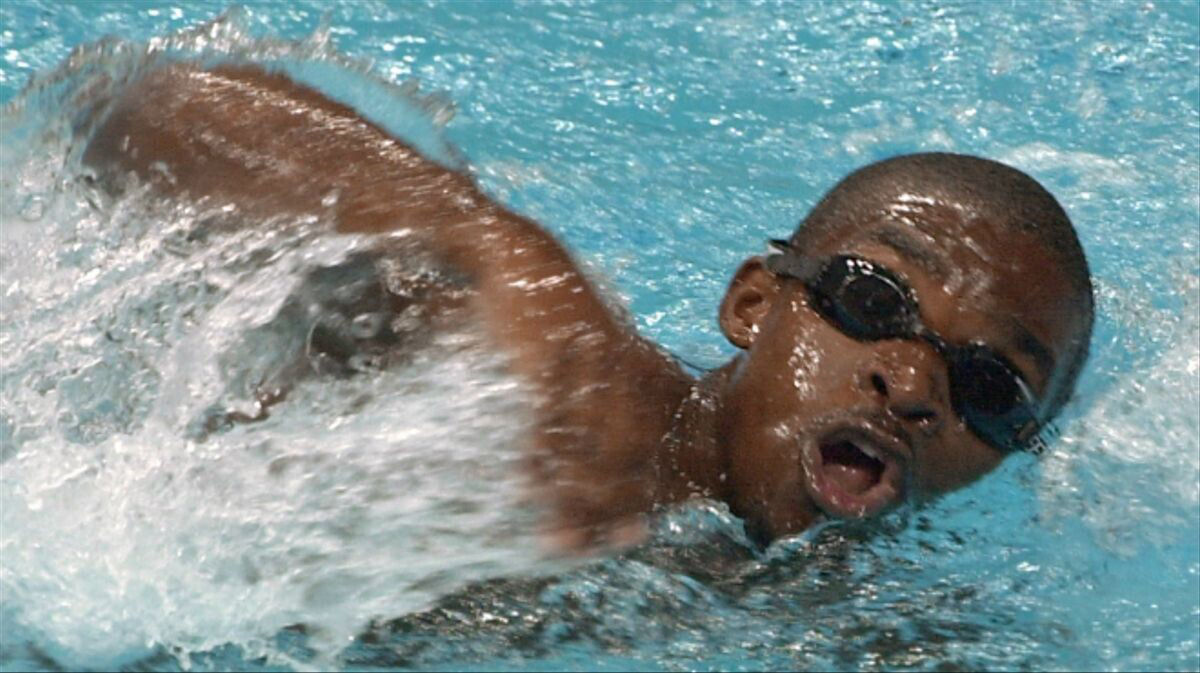 Moussambani, o homem que mal sabia nadar e se tornou um símbolo olímpico