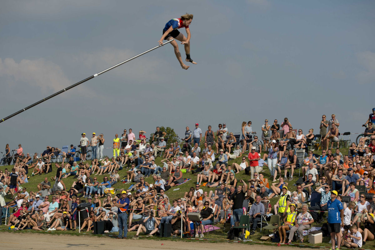 Fierljeppen, o curioso esporte holandês que consiste em saltar rios com varas de 15 metros