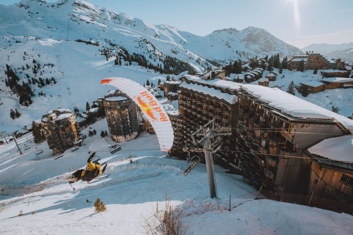 Esquiar com um paraquedas em um resort alpino deserto é insano