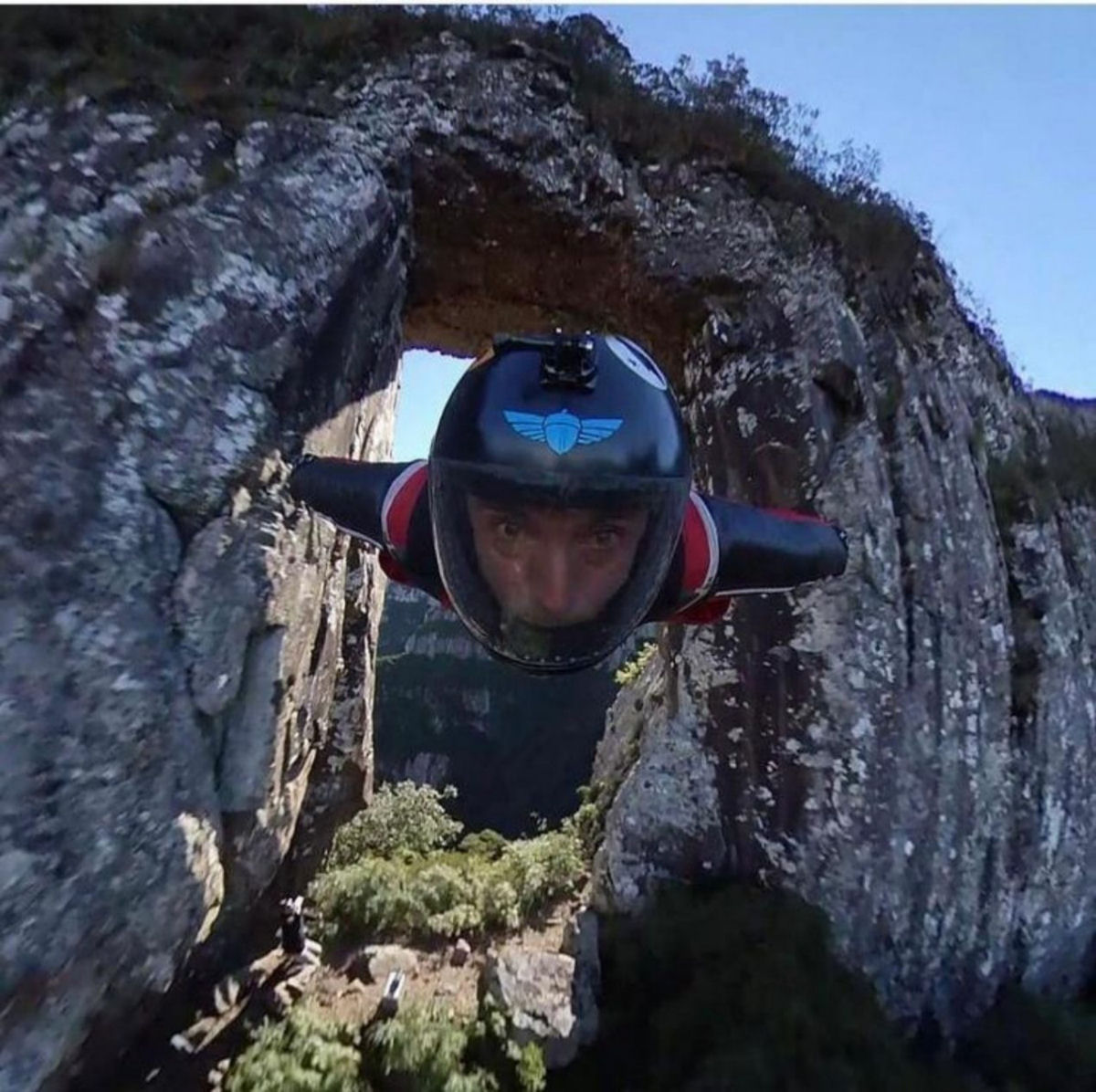 Saltador de base brasileiro cruza fenda na montanha na Serra Catarinense