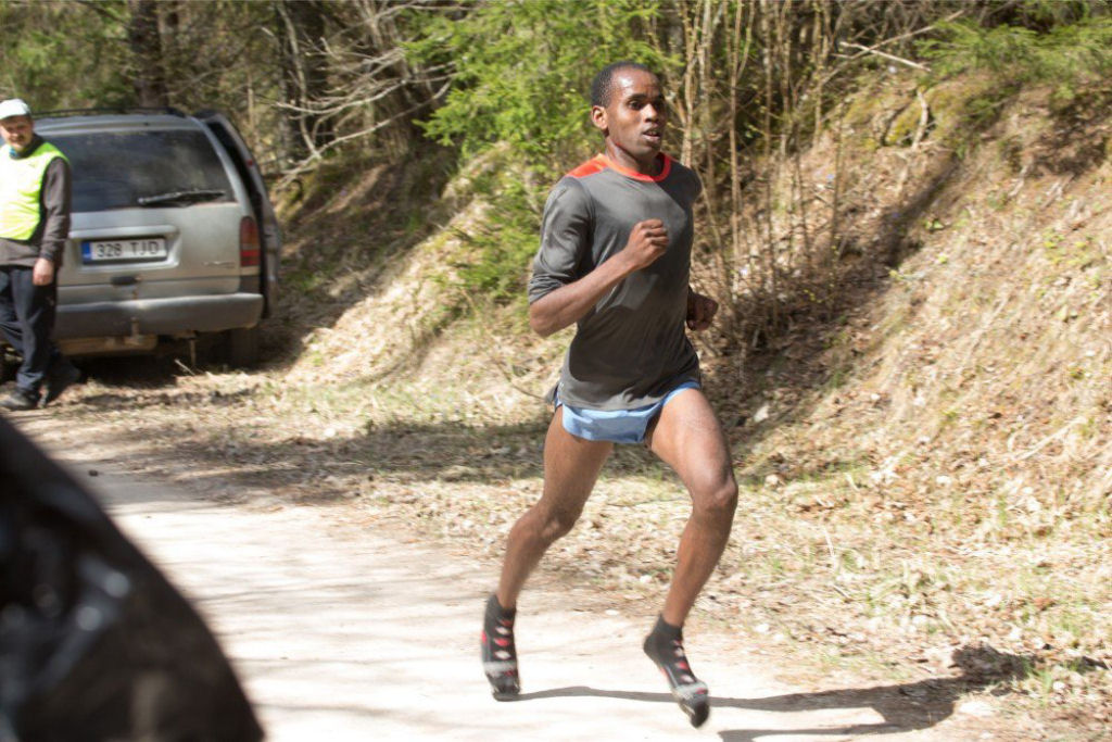 Homem ganha corrida de 23 quilmetros correndo de meias