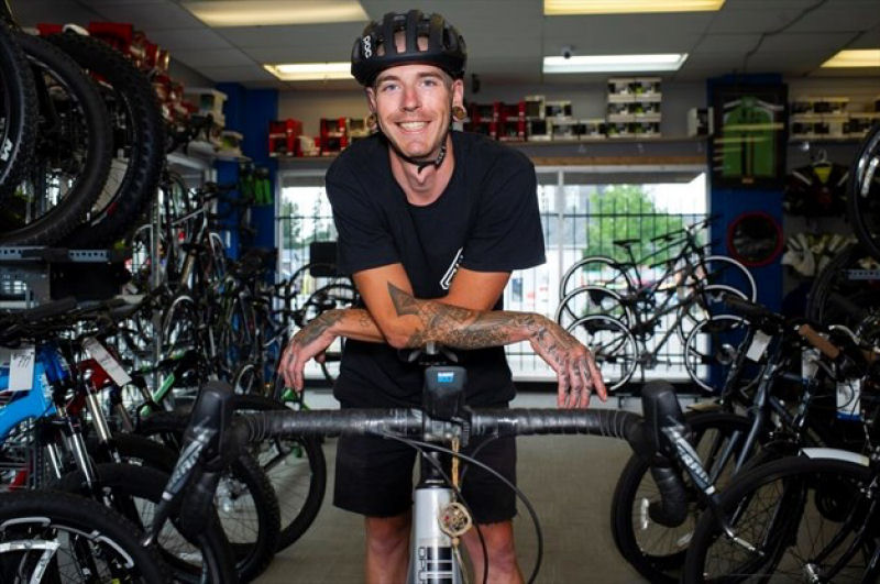 Canadense pedala 650 km para participar de um corrida de 100 km, ganha e volta para casa pedalando