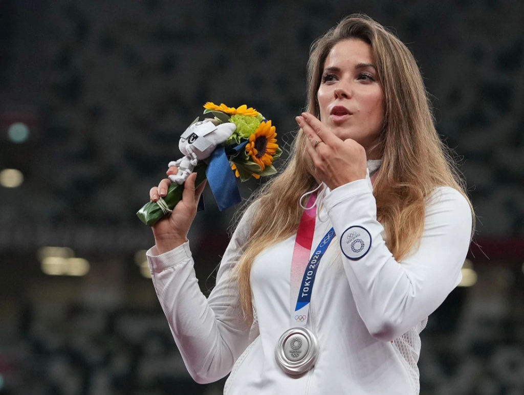 Atleta polonesa leiloa sua medalha olímpica para financiar a cirurgia de um bebê
