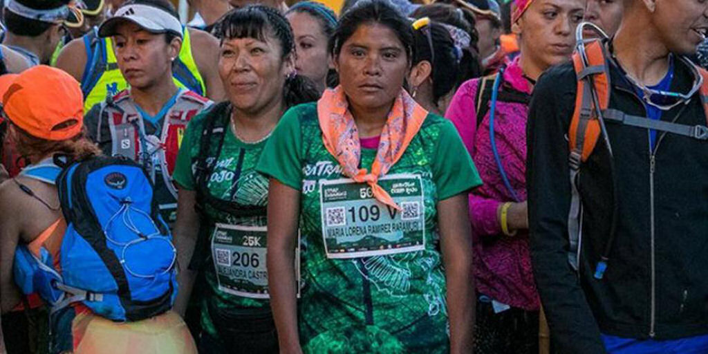 Jovem mexicana vestindo saia comprida e sandlia de pneu ganha ultramaratona de 50 km