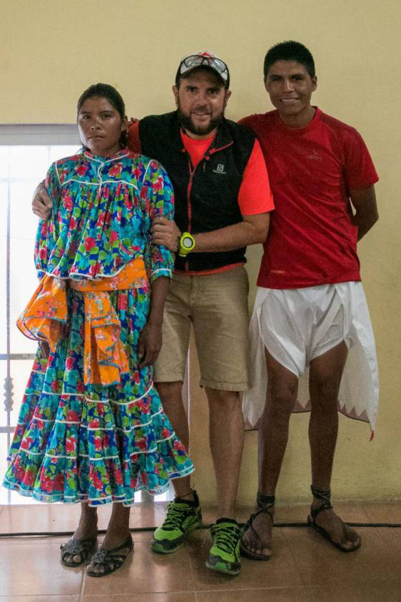 Jovem mexicana vestindo saia comprida e sandlia de pneu ganha ultramaratona de 50 km