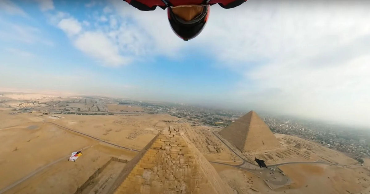 Pilotos de wingsuit filmam passagem insanamente perto das pirâmides egípcias