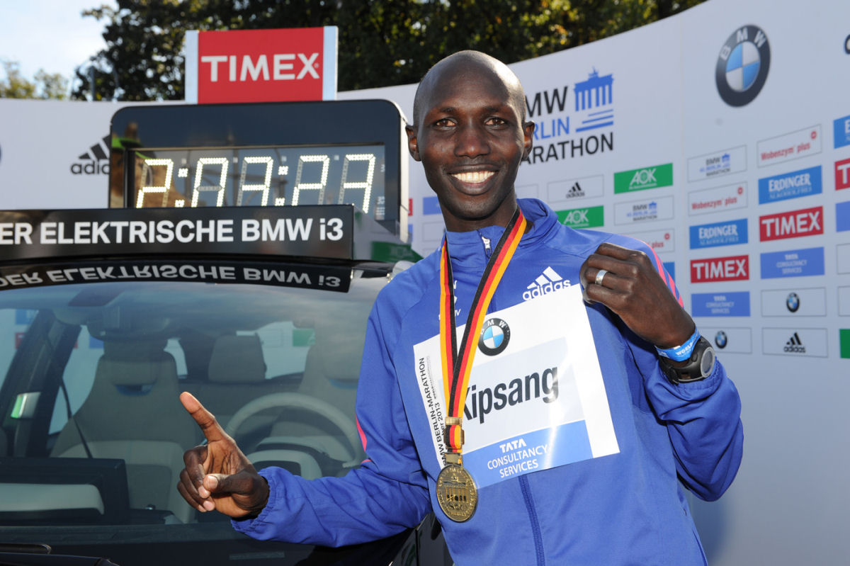 Quanto tempo você aguentaria manter a mesma passada do maratonista mais veloz do mundo antes de colapsar?
