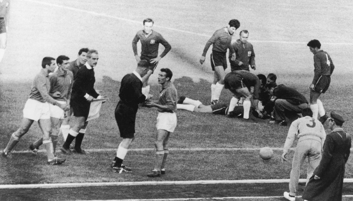 A partida da Copa do Mundo tão violenta que mudou as regras para sempre