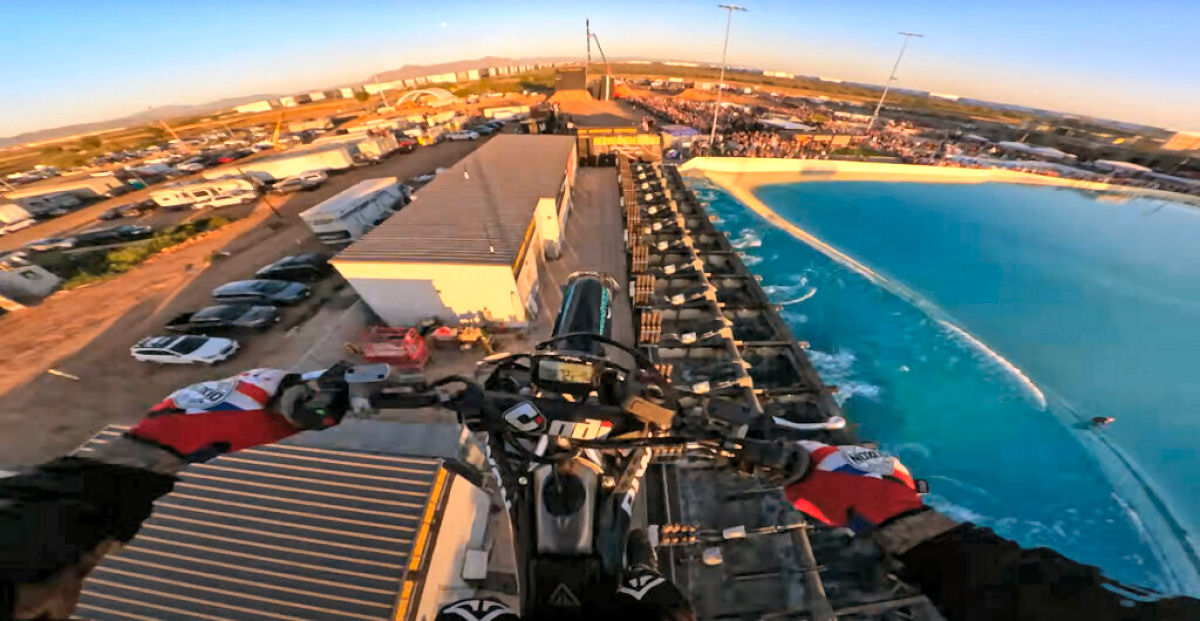 Piloto temer�rio maluco estabelece recorde mundial de salto de motocross