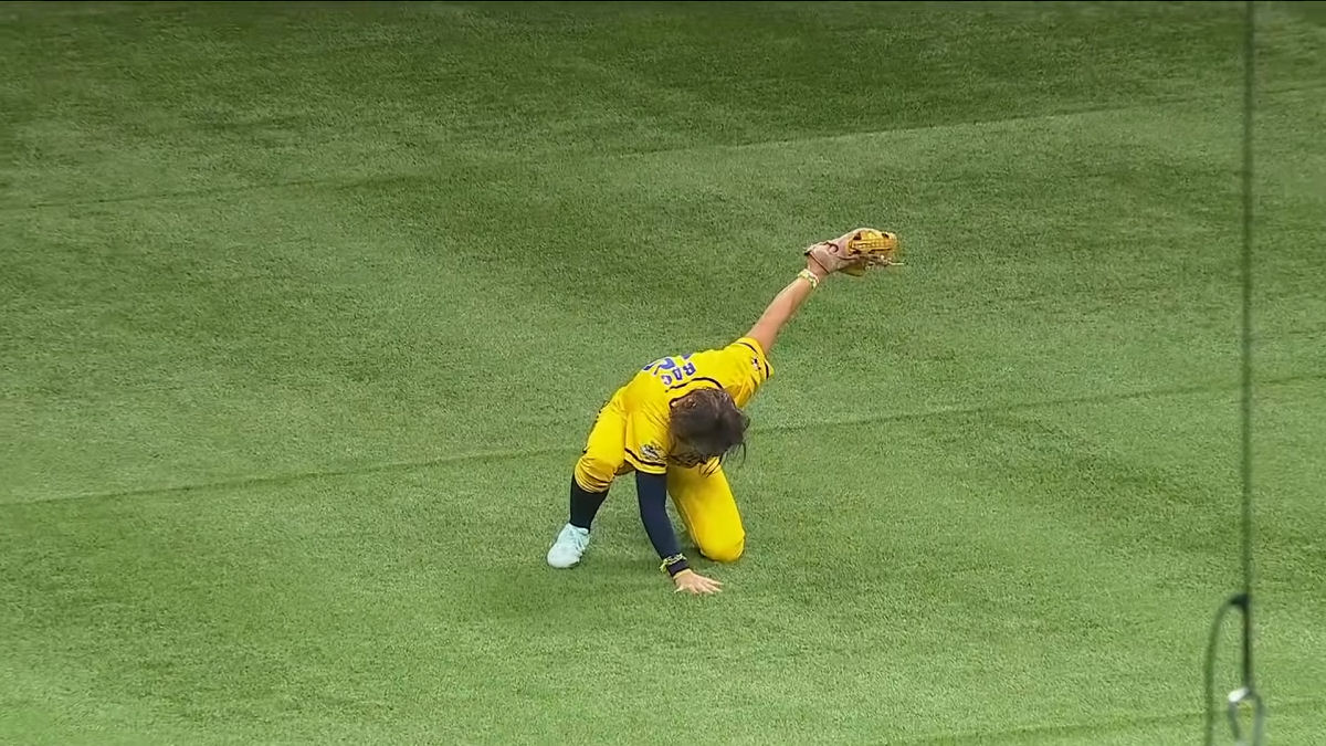 Jogador de beisebol faz defesa espetacular emulando super-her�i