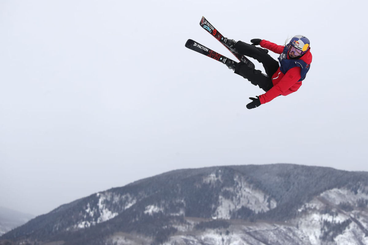 Por que alguns esquiadores estilo livre Olímpicos competem sem bastões de esqui?
