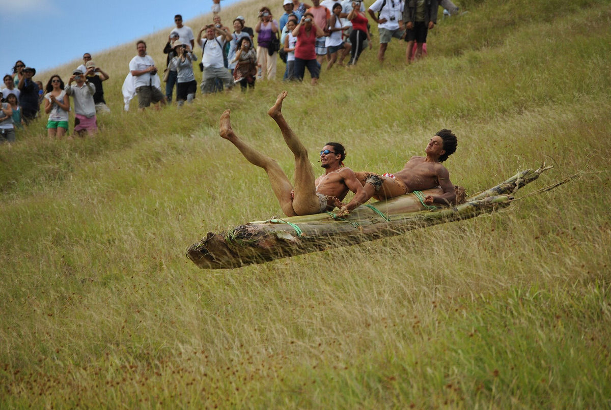 Haka Pei: o esporte maluco que leva guerreiros a descer a encosta de um vulcão em alta velocidade
