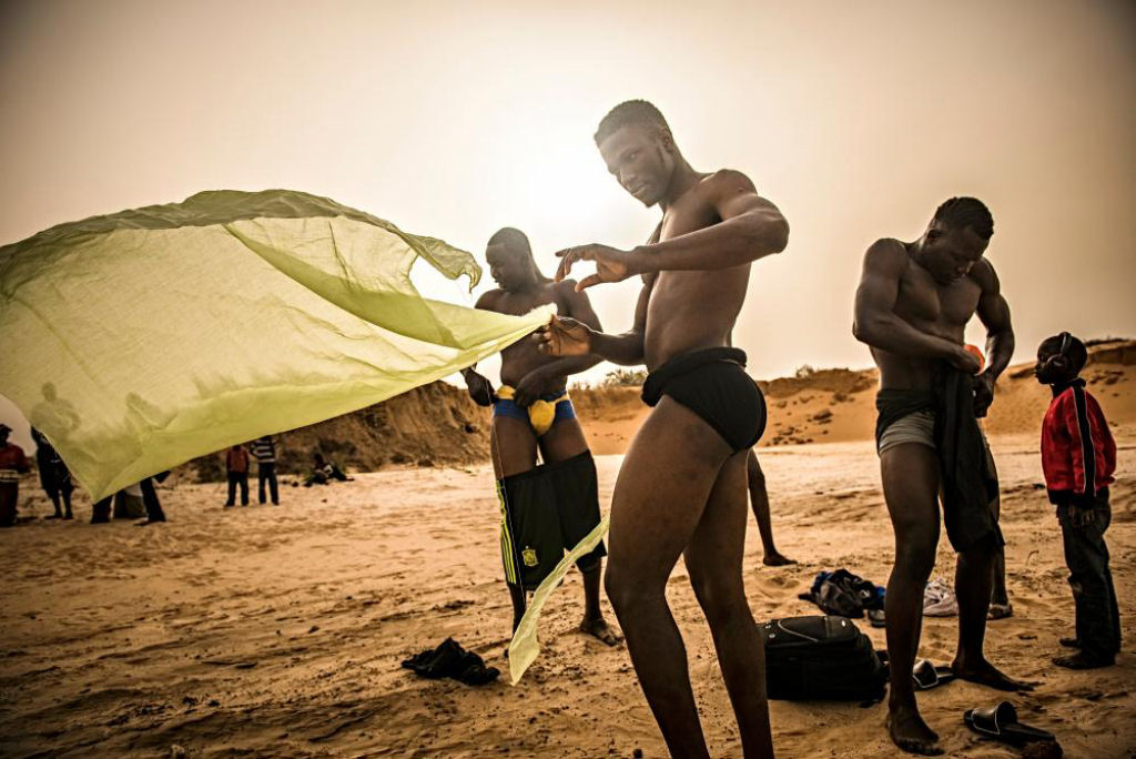 Um choque entre tits na luta livre vodu do Senegal 03