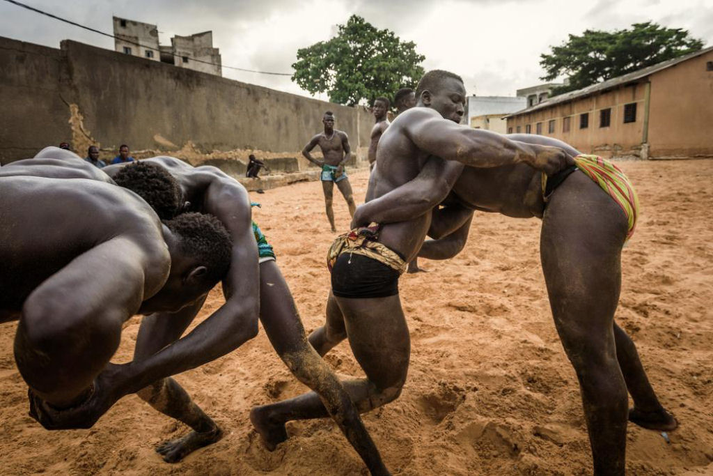 Um choque entre tits na luta livre vodu do Senegal 04