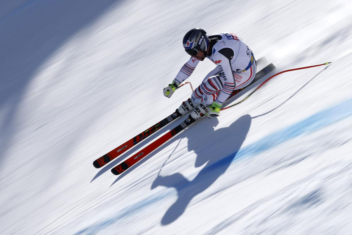 Esquiador francês evita uma aparatosa queda a 112 km/h com uma rara manobra