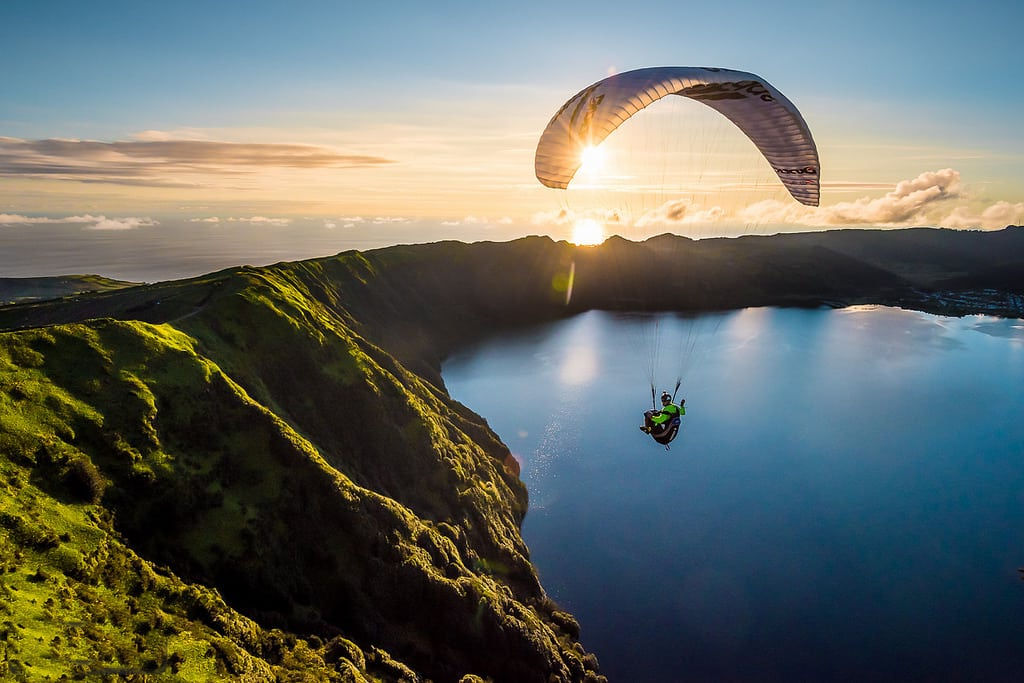 Viva a liberdade de voar com um parapente em um vdeo altamente relaxante