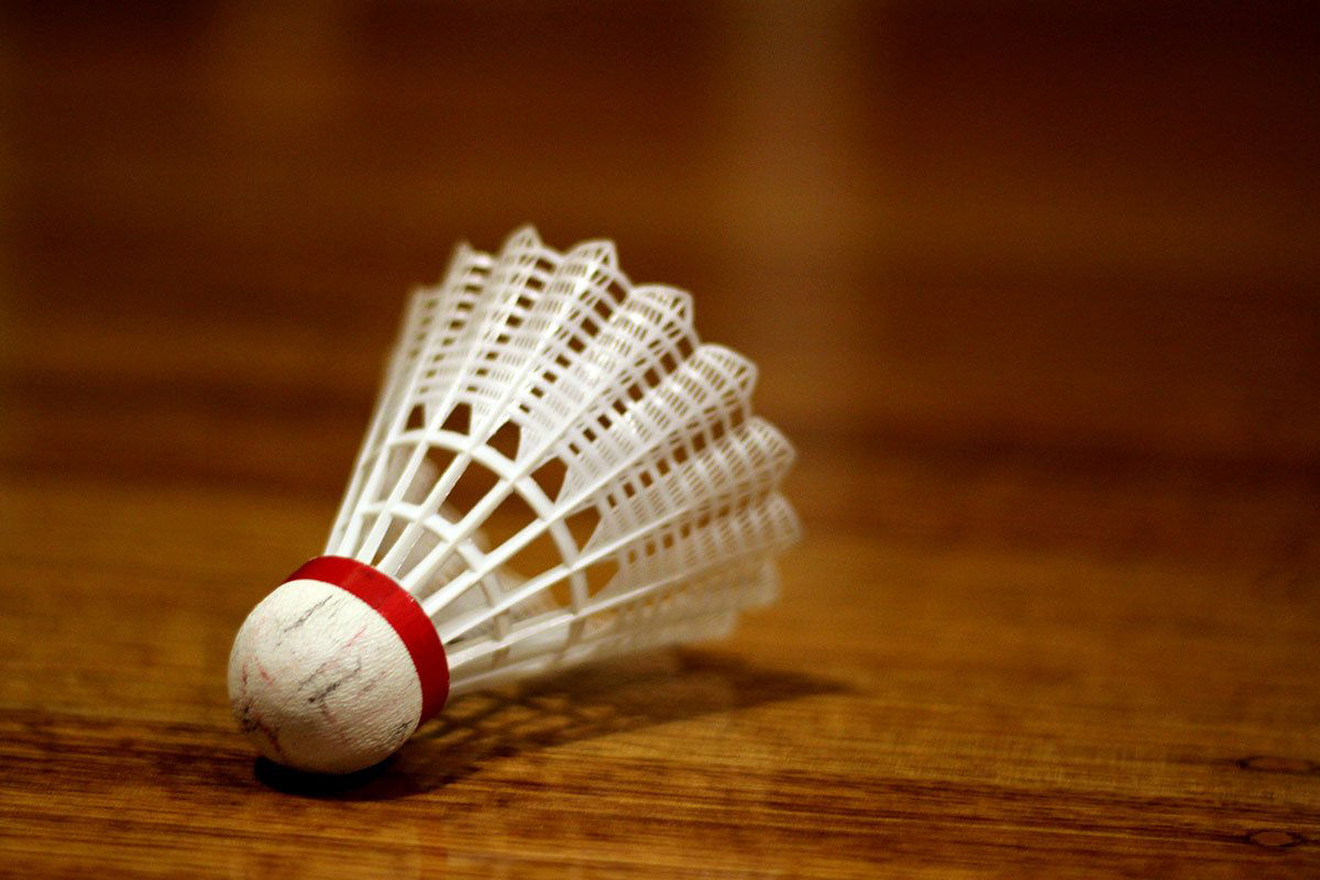 Como as petecas regulamentares de badminton so feitas