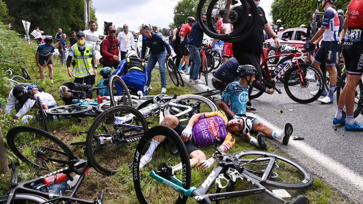 Tour da França vai processar a espectadora que causou a queda em massa dos ciclistas