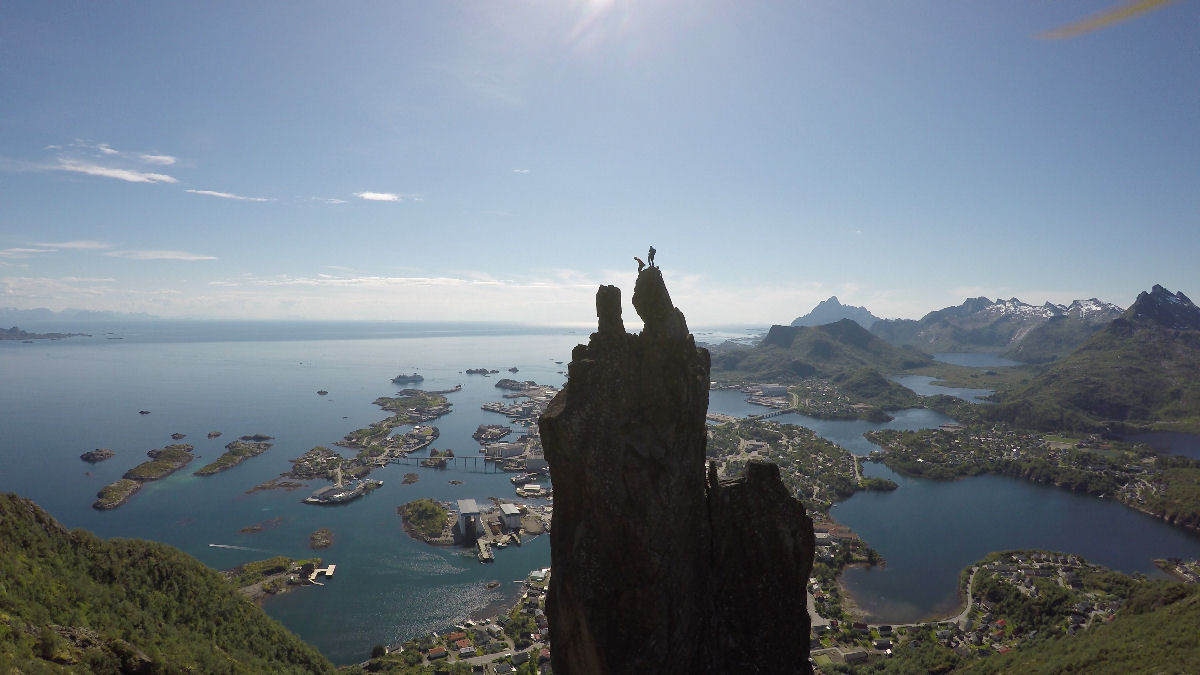 Svolværgeita: saltando os chifres da cabra em uma montanha na Noruega