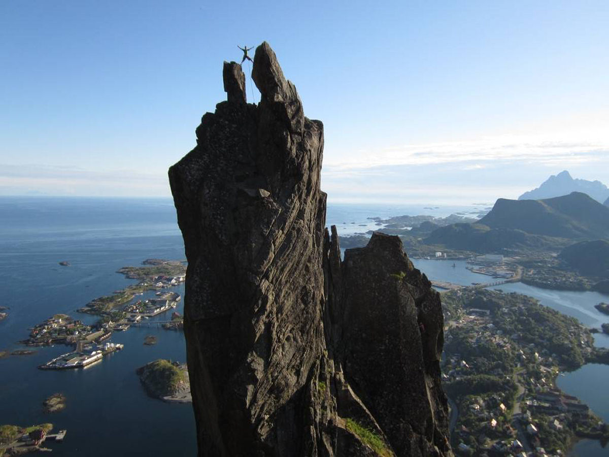 Svolværgeita: saltando os chifres da cabra em uma montanha na Noruega