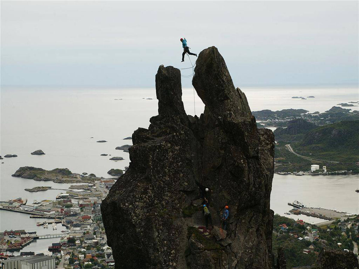 Svolværgeita: saltando os chifres da cabra em uma montanha na Noruega