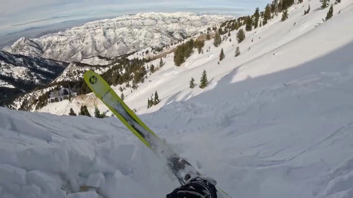 Câmera de capacete de esquiador captura imagens de avalanche 'de tirar o fôlego'