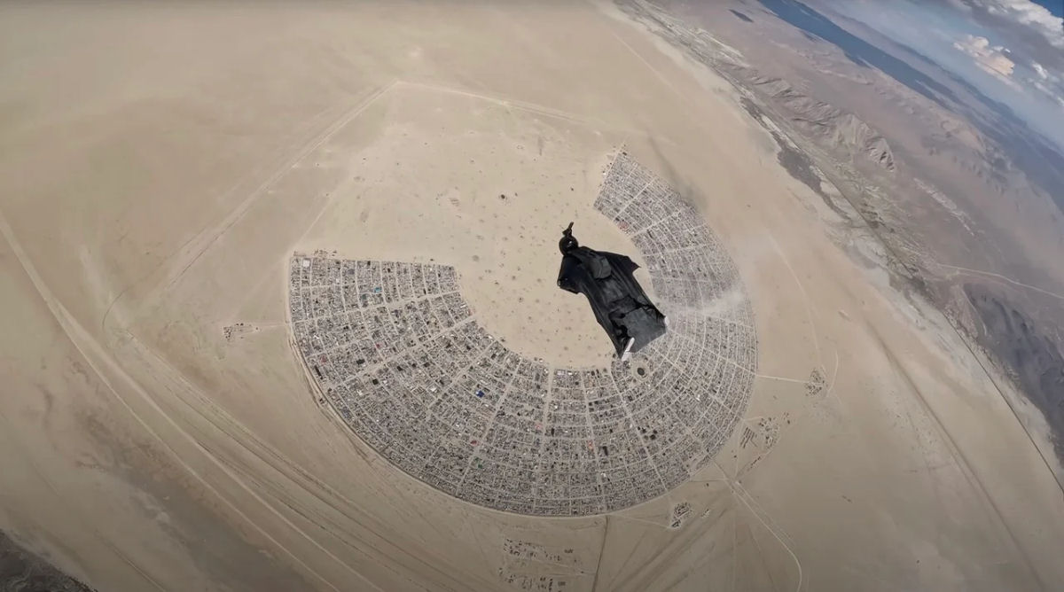 Temerrio salta sobre o festival Burning Man em vdeo espetacular