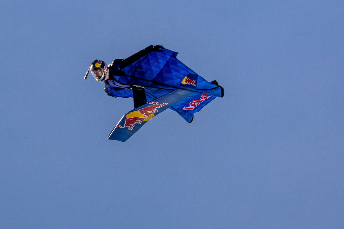 Peter Salzmann quebra o recorde mundial de voo mais longo com um wingsuit inovador