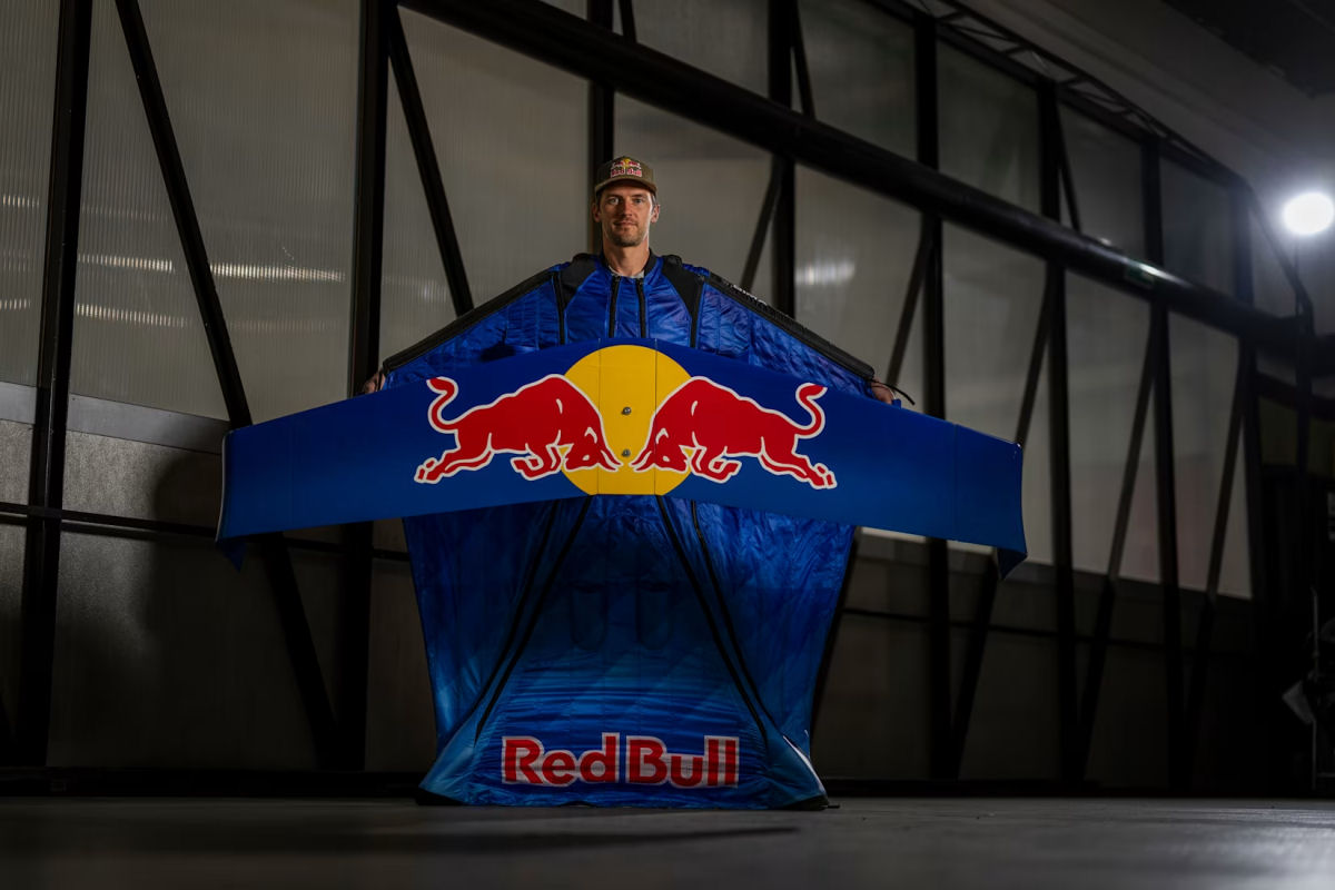 Peter Salzmann quebra o recorde mundial de voo mais longo com um wingsuit inovador