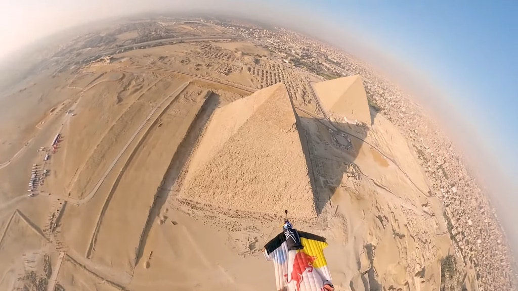 Imagens magníficas feitas por pilotos de Wingsuit voando extremamente perto das Pirâmides de Gizé