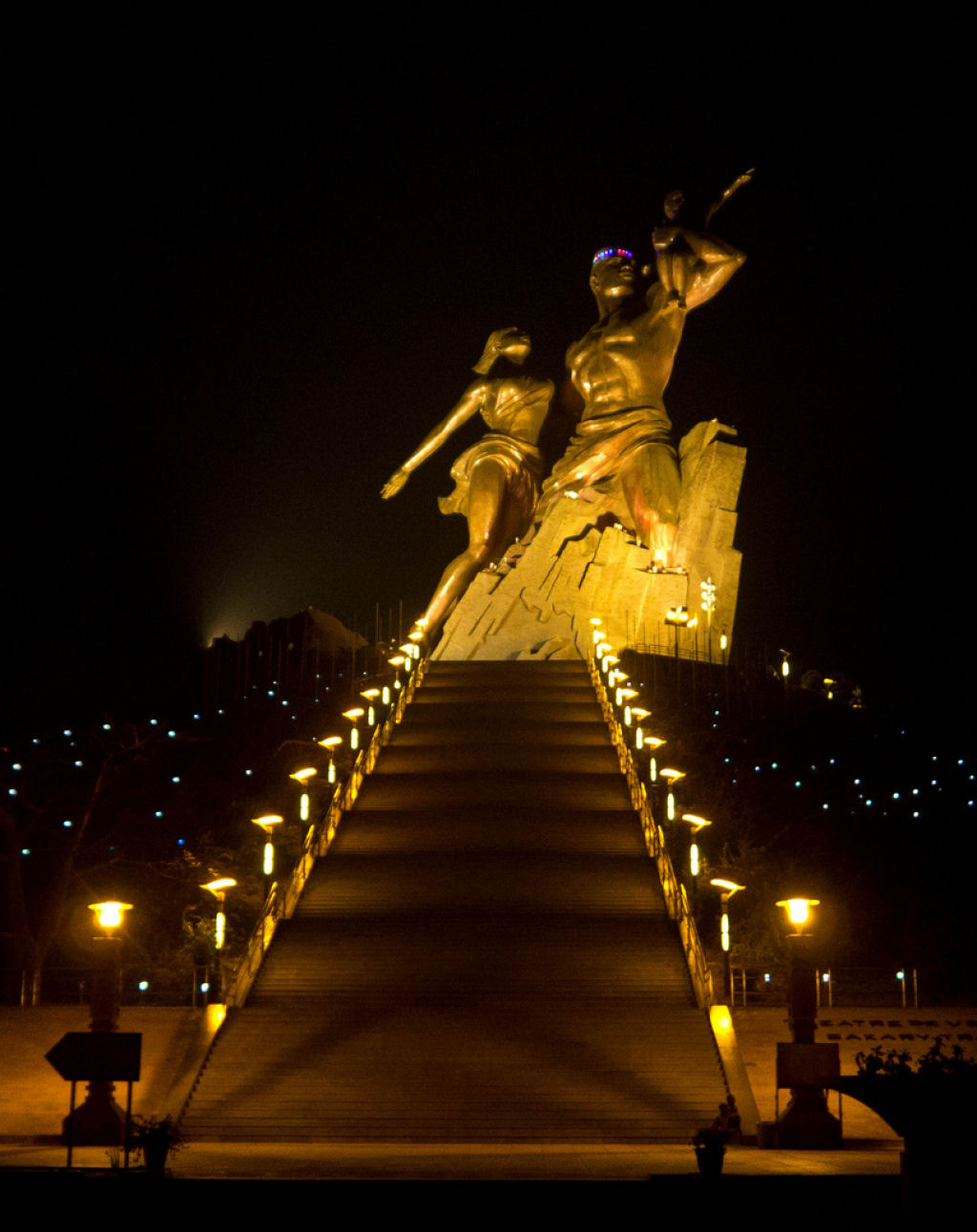 Monumento ao Renascimento Africano, um símbolo magnificência ou de loucura? 15