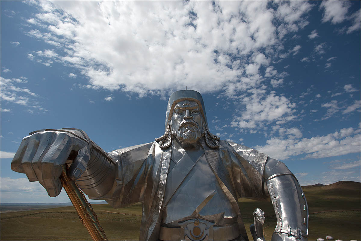A imponente esttua equestre de Genghis Khan na Monglia 01