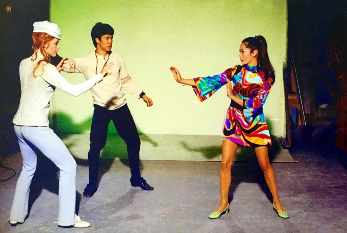 Bruce Lee treinou Sharon Tate e Nancy Kwan em 1968 para uma comédia 02
