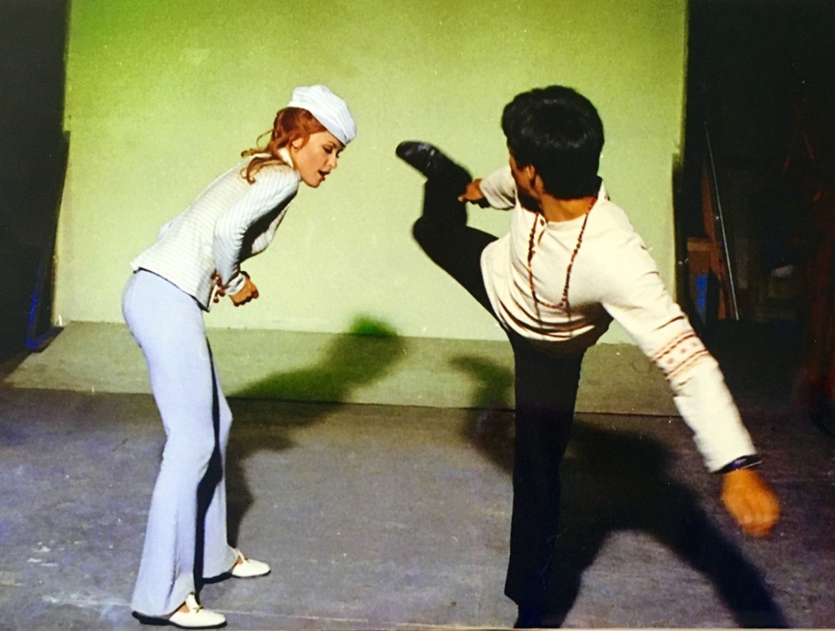 Bruce Lee treinou Sharon Tate e Nancy Kwan em 1968 para uma comédia 03