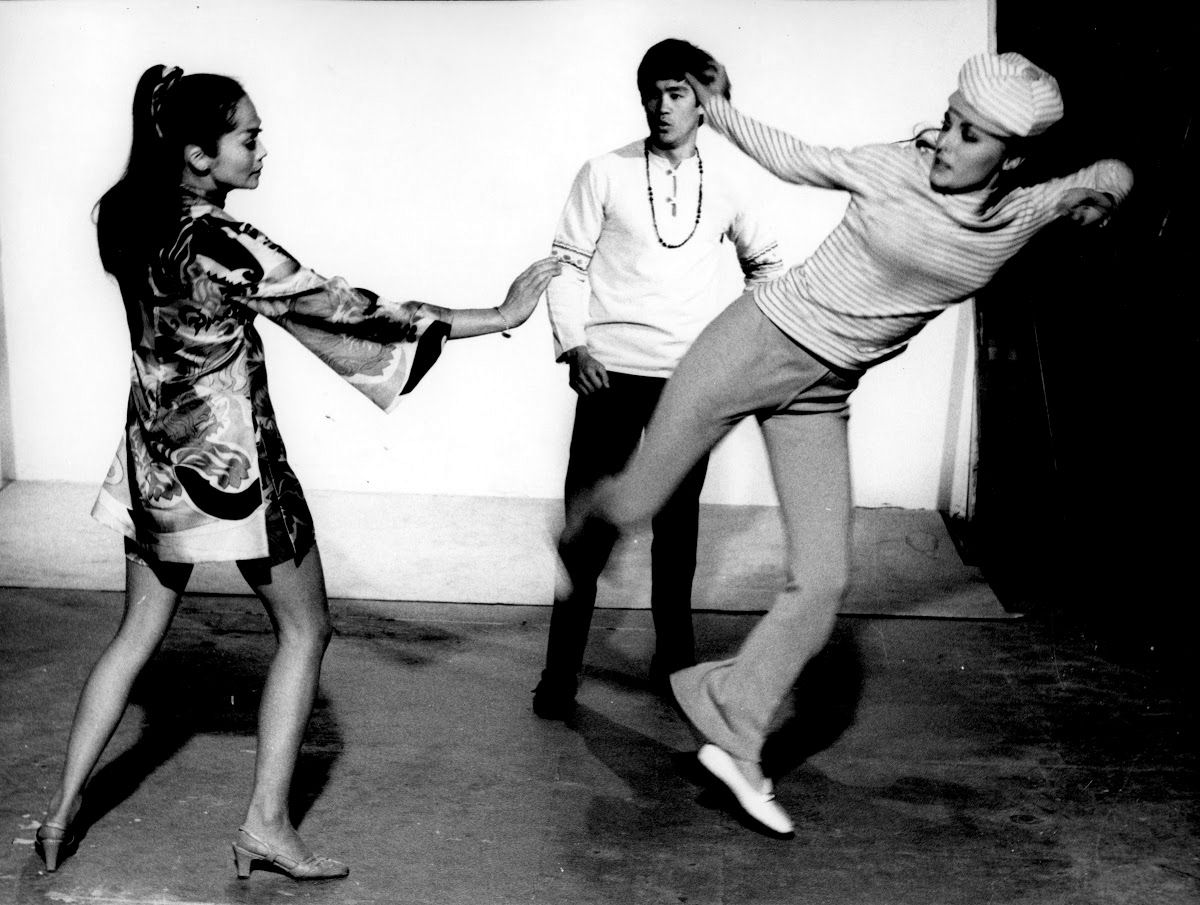 Bruce Lee treinou Sharon Tate e Nancy Kwan em 1968 para uma comédia 04