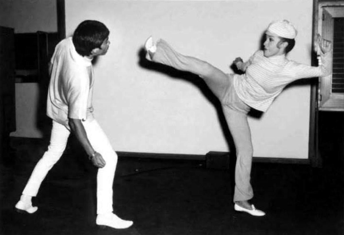Bruce Lee treinou Sharon Tate e Nancy Kwan em 1968 para uma comédia 05