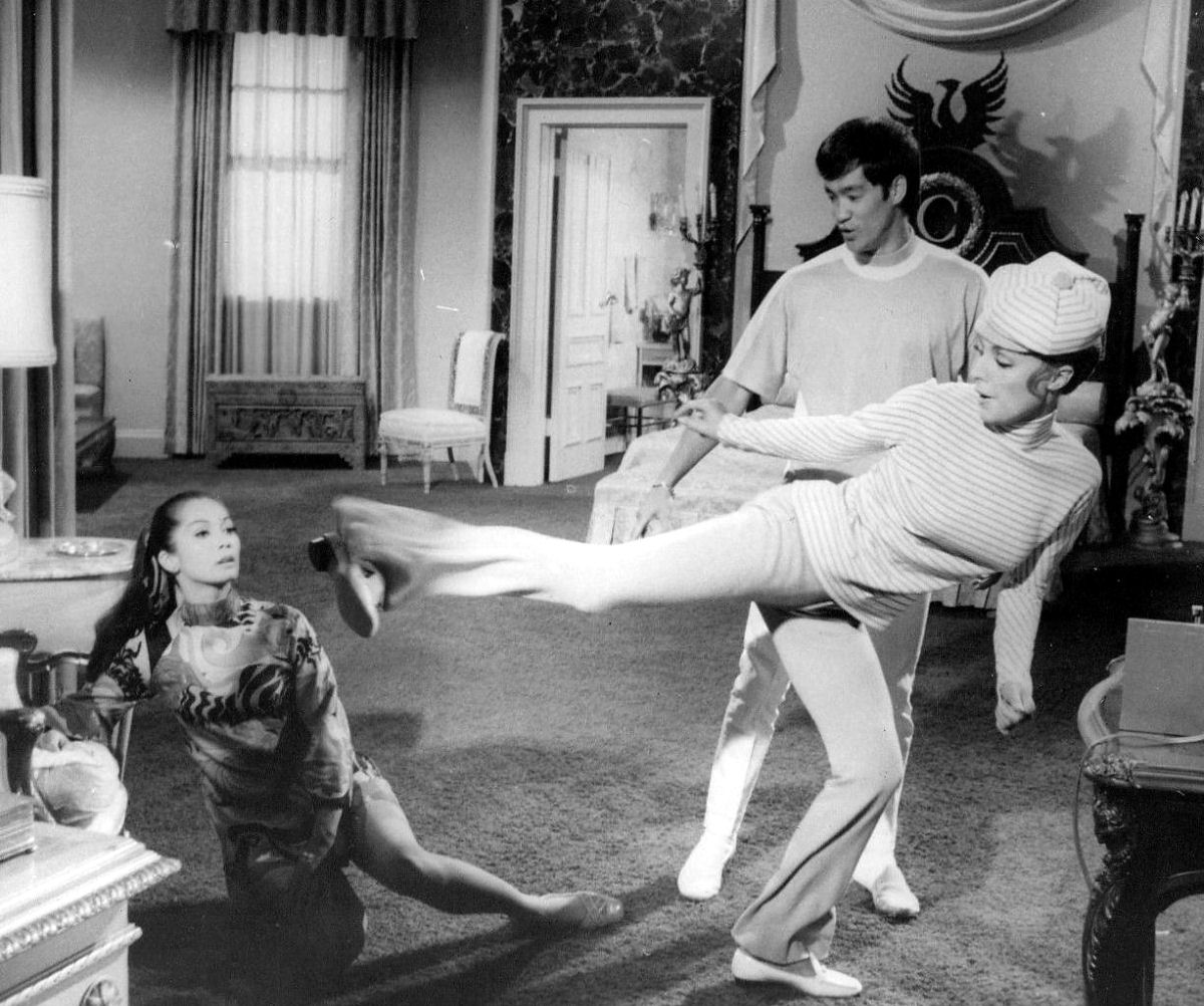 Bruce Lee treinou Sharon Tate e Nancy Kwan em 1968 para uma comédia 06