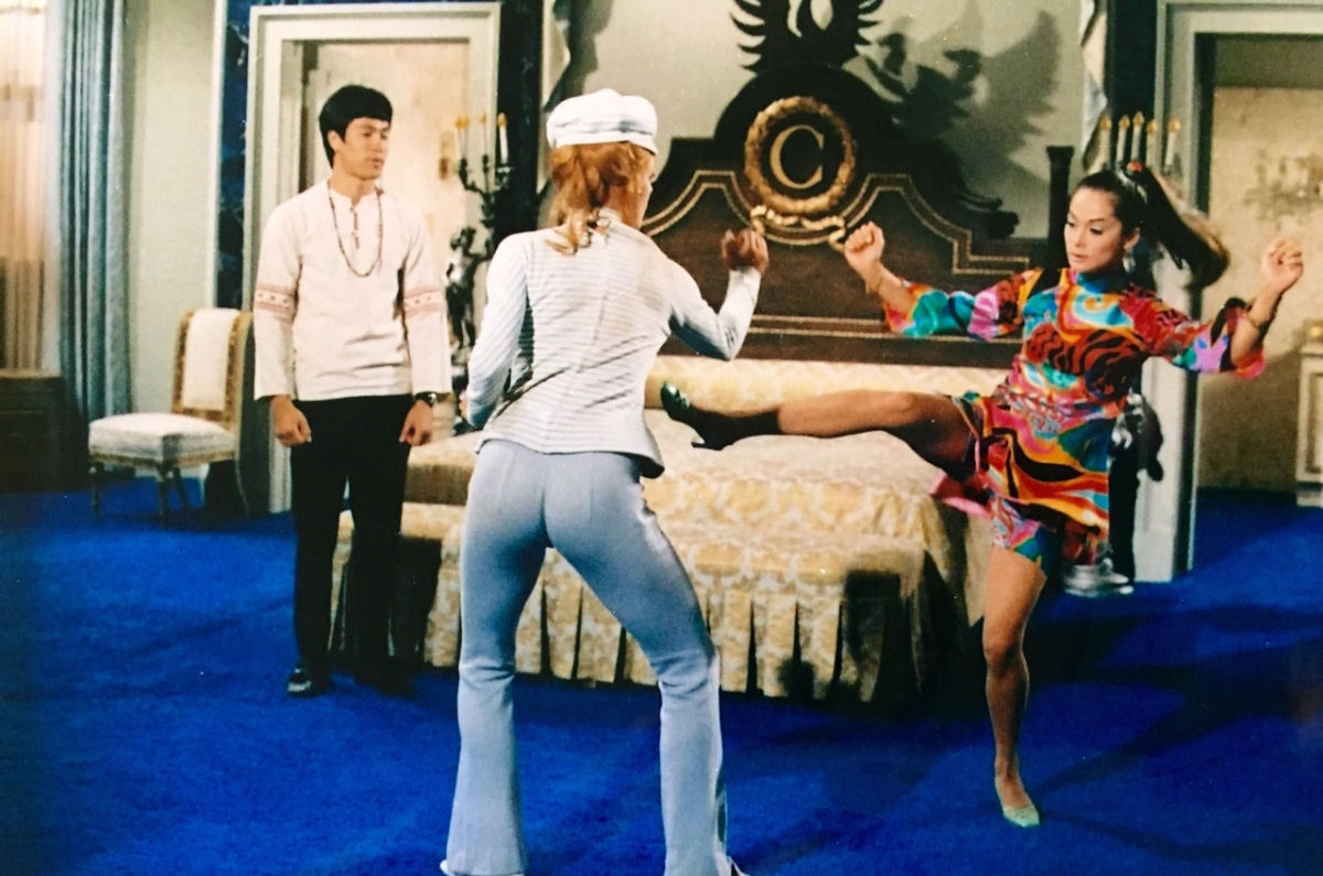 Bruce Lee treinou Sharon Tate e Nancy Kwan em 1968 para uma comédia 10