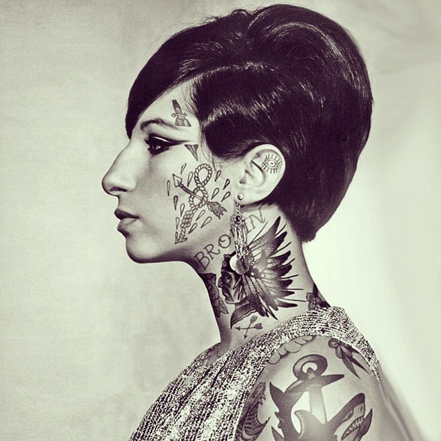 Artista reimagina celebridades completamente cobertas de tatuagens 09