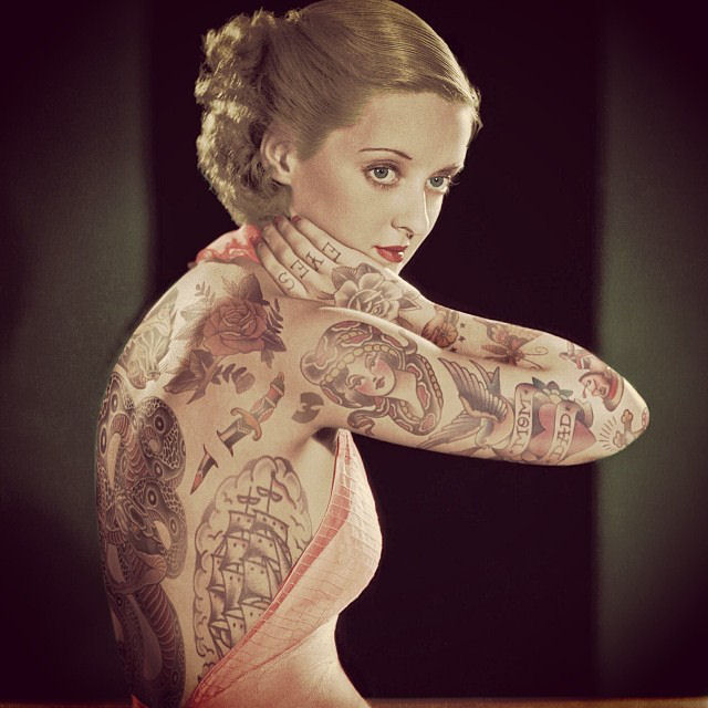 Artista reimagina celebridades completamente cobertas de tatuagens 14