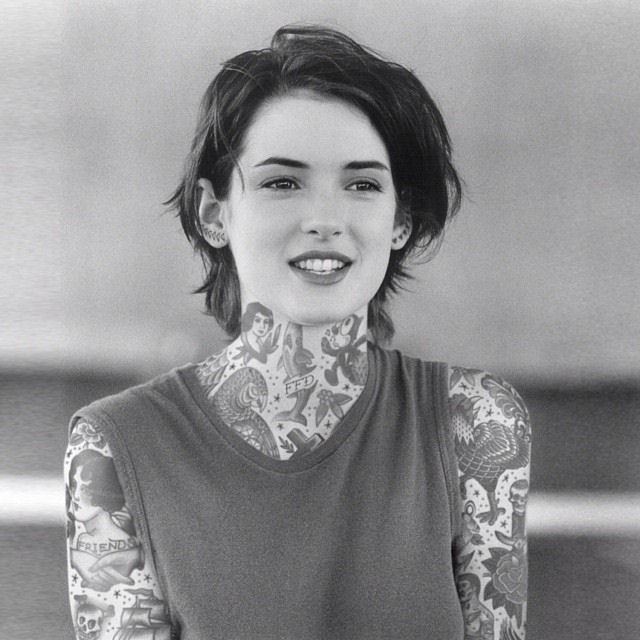 Artista reimagina celebridades completamente cobertas de tatuagens 15