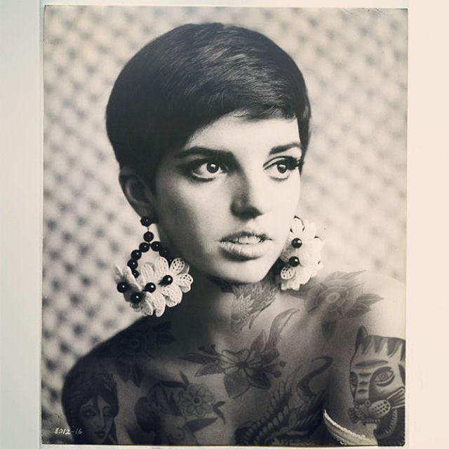 Artista reimagina celebridades completamente cobertas de tatuagens 16