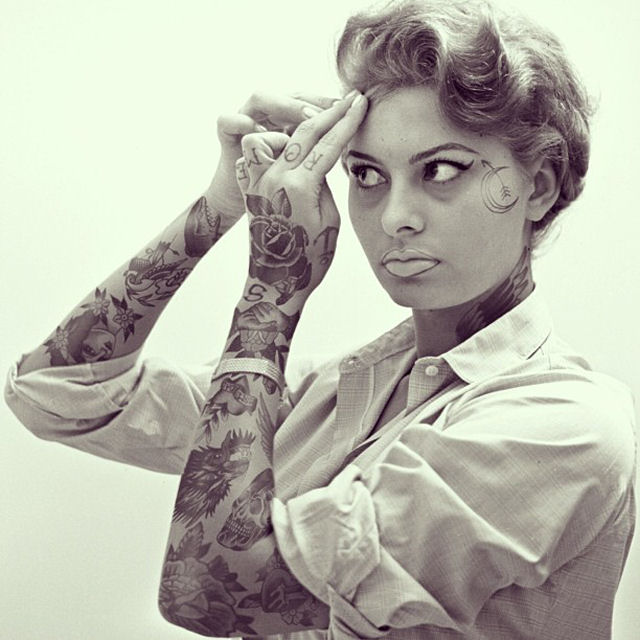 Artista reimagina celebridades completamente cobertas de tatuagens 22