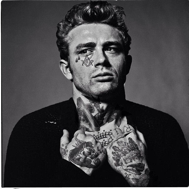 Artista reimagina celebridades completamente cobertas de tatuagens 25