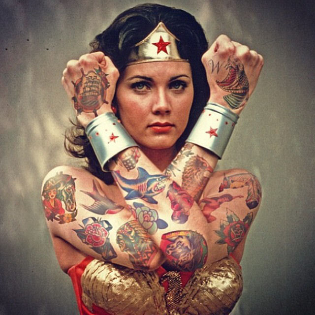 Artista reimagina celebridades completamente cobertas de tatuagens 26