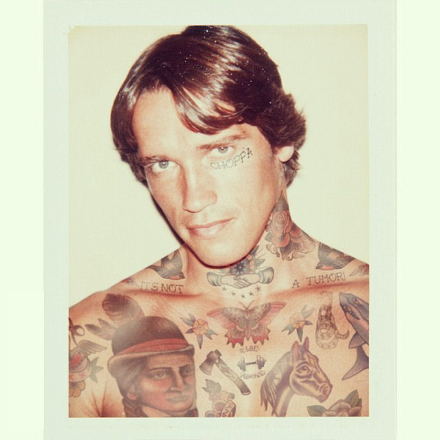 Artista reimagina celebridades completamente cobertas de tatuagens 30